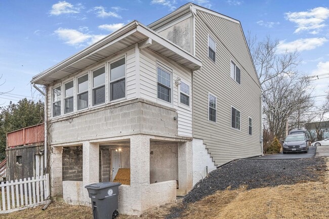 Building Photo - 461 Hale St