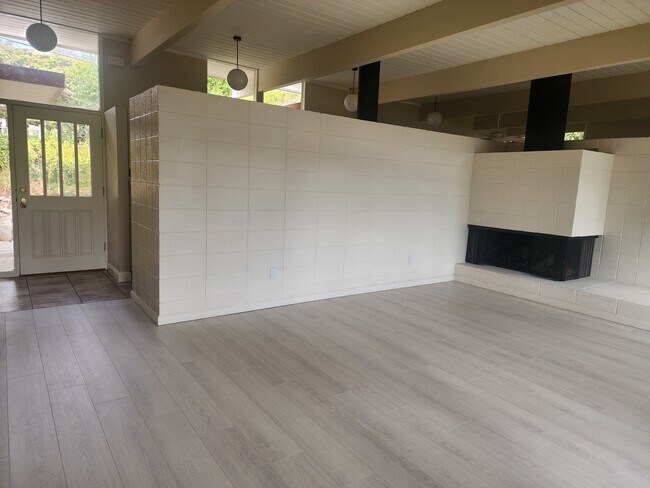 Foto del edificio - 721 Las Colindas Rd