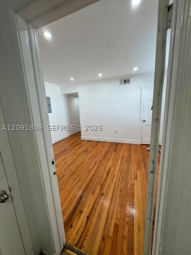 Building Photo - 15 Sidonia Ave