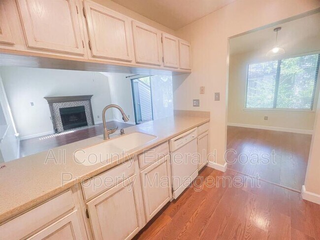 Foto del edificio - 128 Elm Ave SE