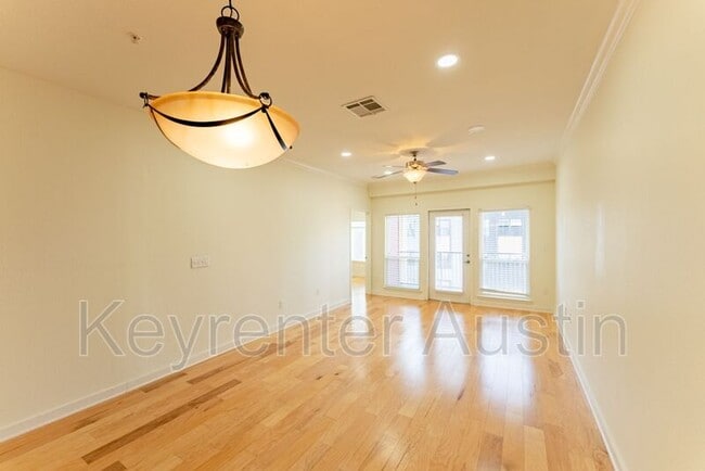 Building Photo - 910 W 25th St