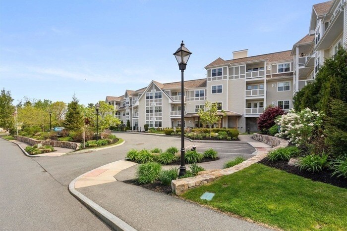 Top-Floor 2BR Condo with Balcony, Garage Parking & Amenities in Lexington - Top-Floor 2BR Condo with Balcony, Garage Parking & Amenities in Lexington