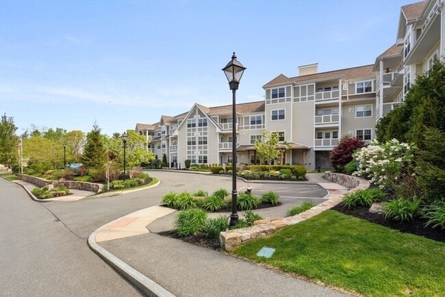 Top-Floor 2BR Condo with Balcony, Garage Parking & Amenities in Lexington - Top-Floor 2BR Condo with Balcony, Garage Parking & Amenities in Lexington