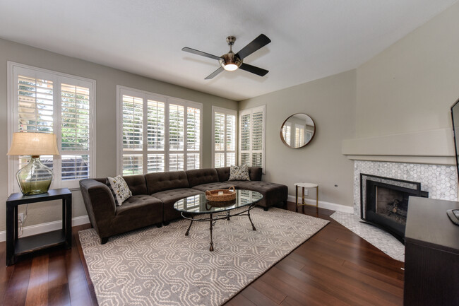 Building Photo - Great Location! Clean, Renovated, Beautifu...