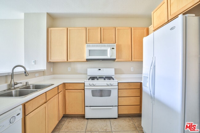 Building Photo - 6400 Crescent Park E