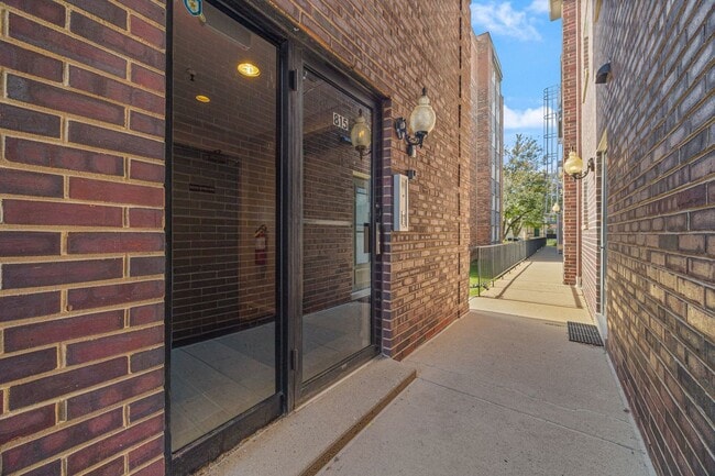 Building Photo - 815 Pearson St
