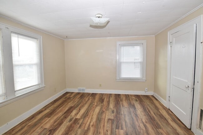 Building Photo - 135 E Eckman St