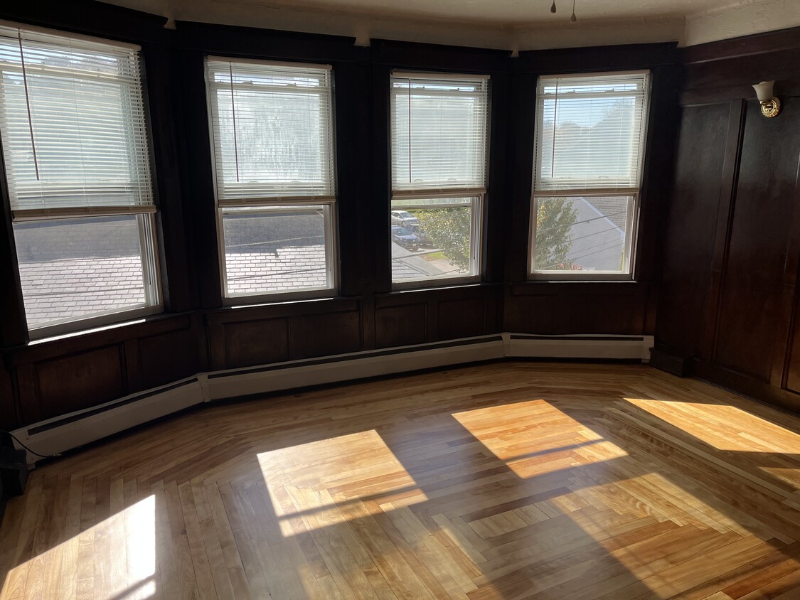 living room refinished hardwood - 61 Wall St