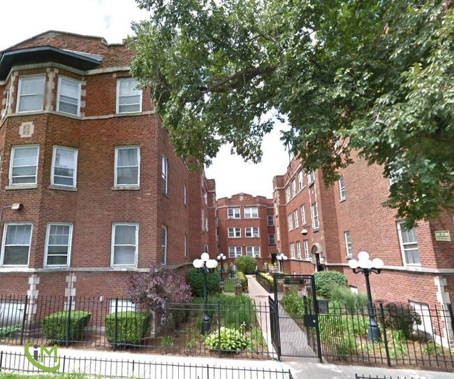 Building Photo - 6114 1/2 N Winthrop Ave