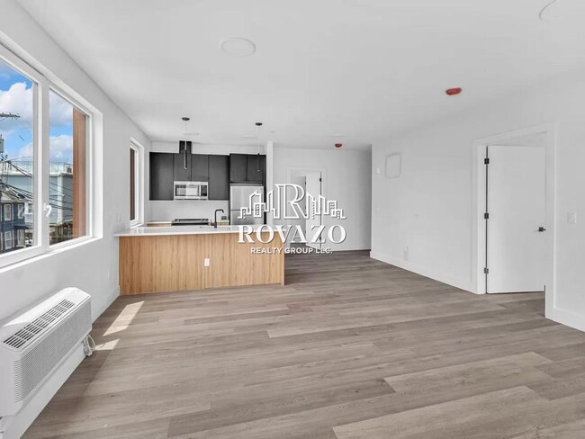 Building Photo - 39 Madison St