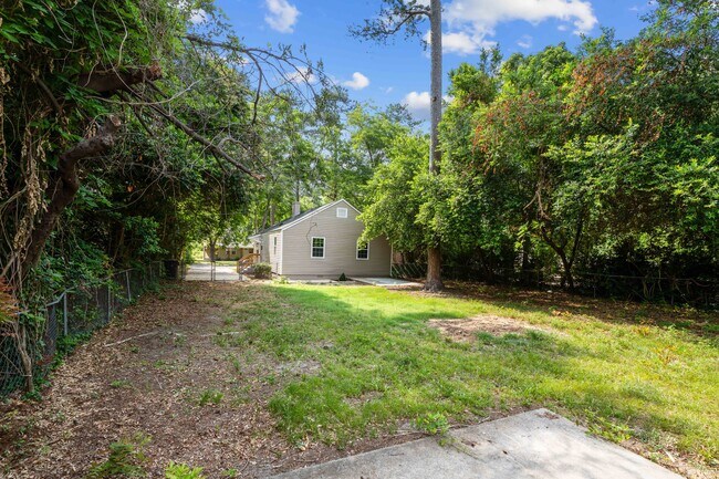 Building Photo - 404 S Audubon Ave