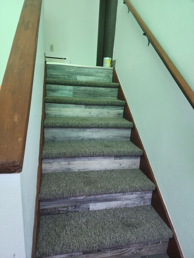 escaleras de acceso a las unidades - 1032 E 12th Ave