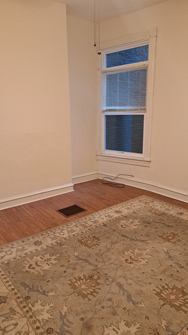 Foto del edificio - 2215 Brookfield Ave