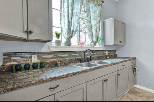 Building Photo - 704 Chaffin St