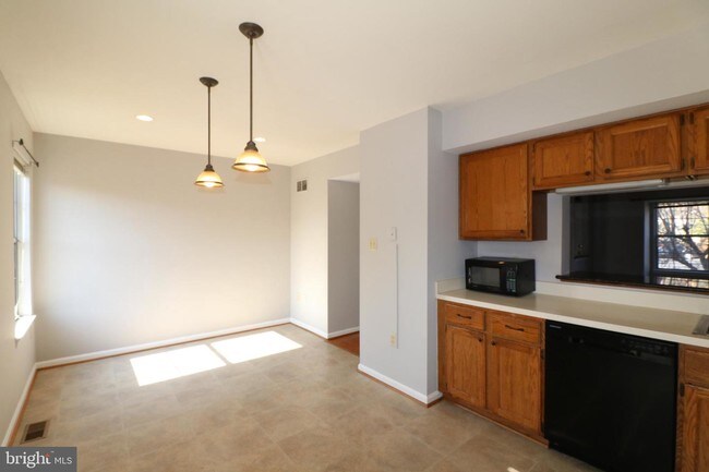 Building Photo - 6689 Seagull Ct