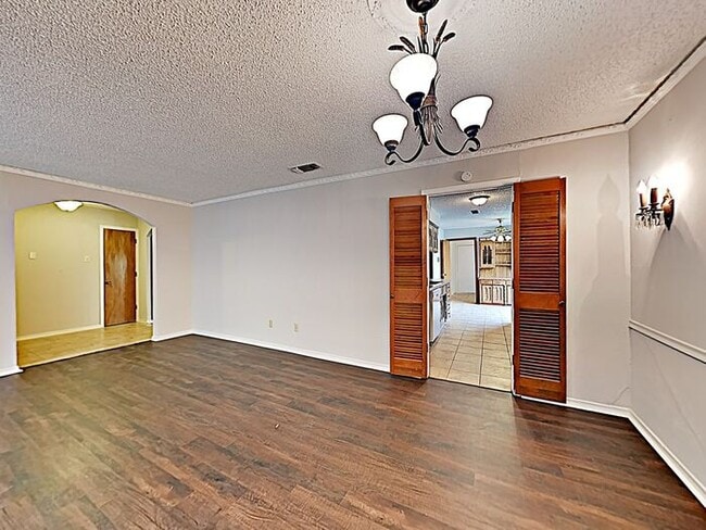 Building Photo - JUNE MOVE IN SPECIAL! $1,000.00 off 1st Mo...