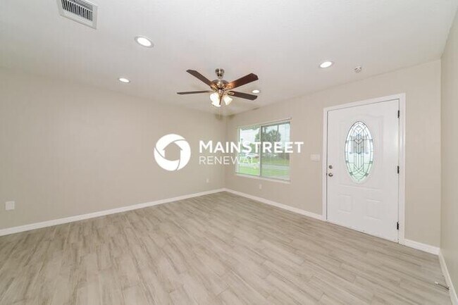 Building Photo - 4 Bedroom Pet-Friendly Home in NORTH PORT, FL with Main Street Renewal