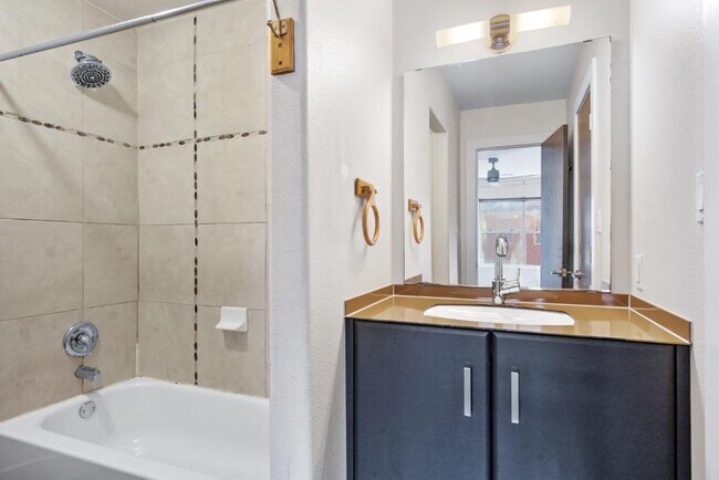 Foto del edificio - 1101 Grove Blvd