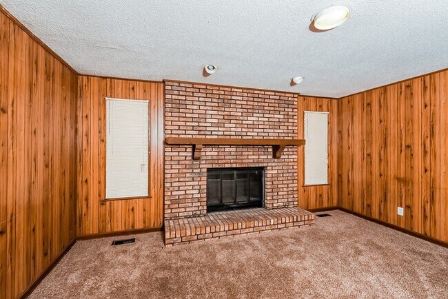 Building Photo - Beautiful 3 Bedroom Home
