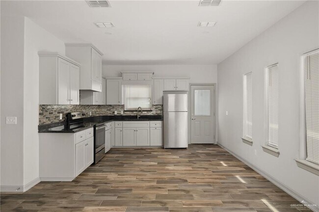 Foto del edificio - 5800 Nightingale Ave