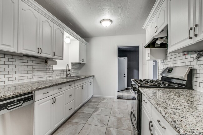 Foto del edificio - 1306 Oblate Dr