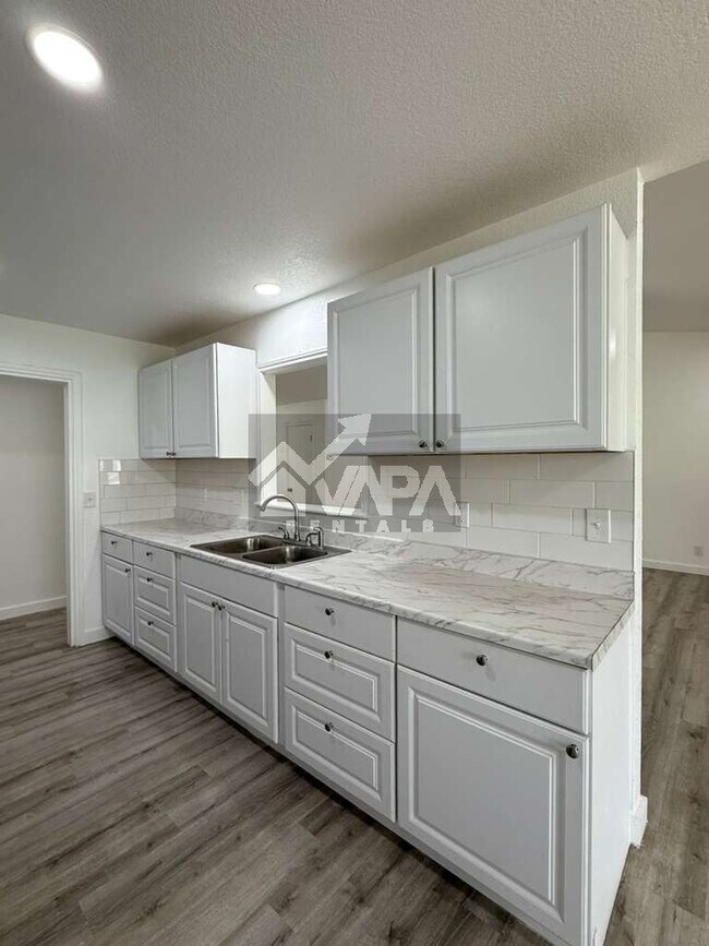 Building Photo - 5679 Wood Oak
