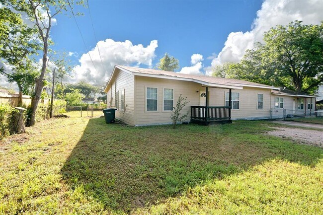 Building Photo - 1401 Coco Ln