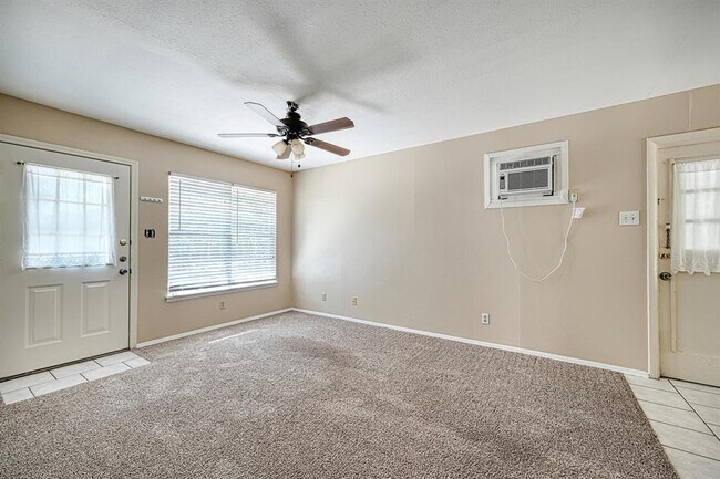 Foto del edificio - 4906 Gladeview Dr
