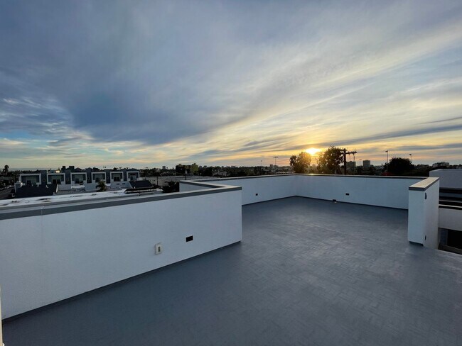 Building Photo - Beautiful Multi level 3 Bed 2.5 Bath unit ...
