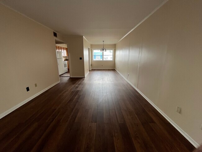 Sala de estar/comedor combinado orientado hacia la parte trasera del apartamento. - 537 S Wayne St