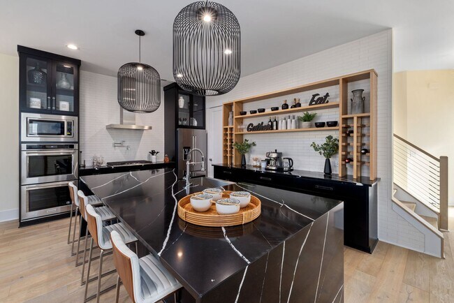 Building Photo - Modern 4-bedroom, 3 bathroom in the heart ...