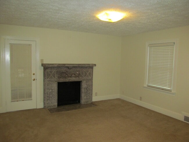 Building Photo - 3 bed/1 bath Off Polo Rd