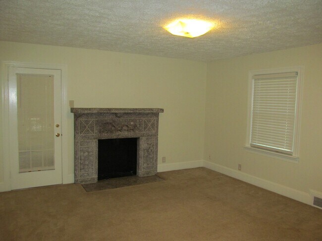 Foto del edificio - 3 bed/1 bath Off Polo Rd