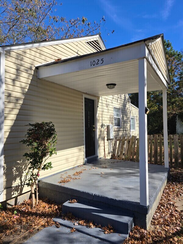 Foto del edificio - 1025 Bradley Ln