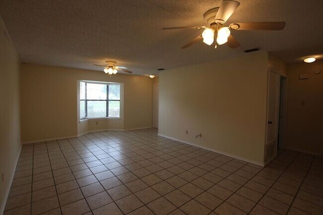 Building Photo - Available Now! 2 Bed 1 Bath Duplex in Flin...
