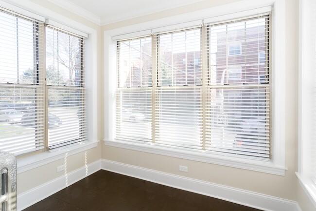 Sunroom - 5135-45 S. Ingleside