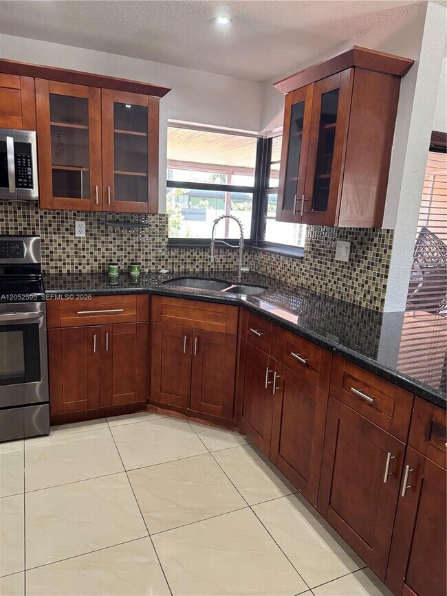 Foto del edificio - 8240 NW 181st St