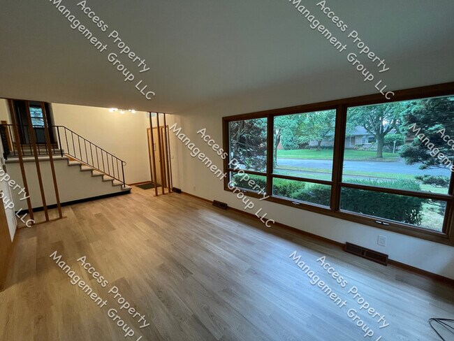 Building Photo - Upper Northwest Side 3 Bedroom Home