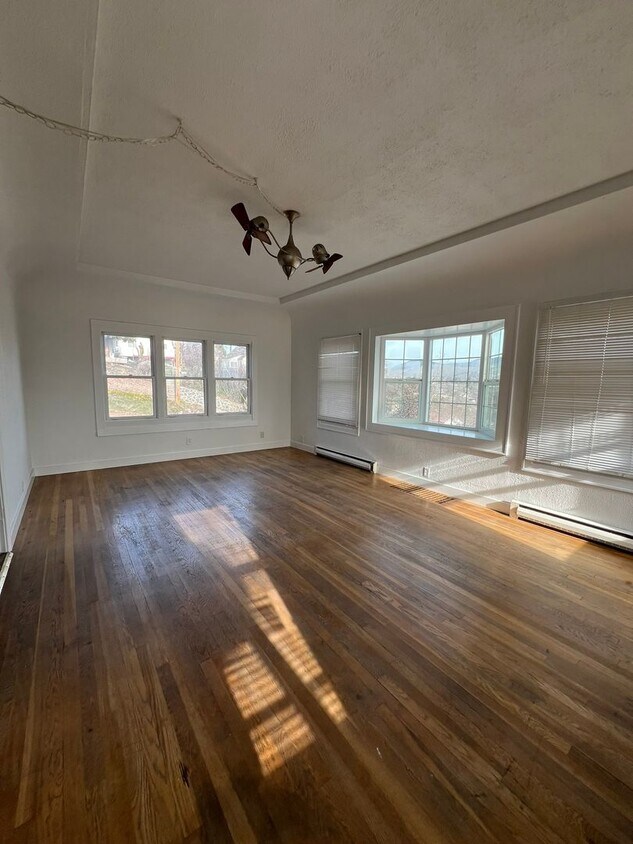 Primary Photo - 3 Bedroom, 2 Bathroom Home - Near Downtown