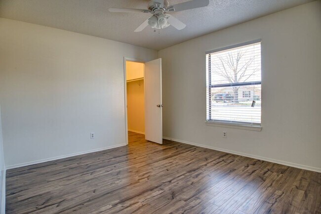 Foto del edificio - AVAILABLE NOW! *MORE PHOTOS COMING SOON*