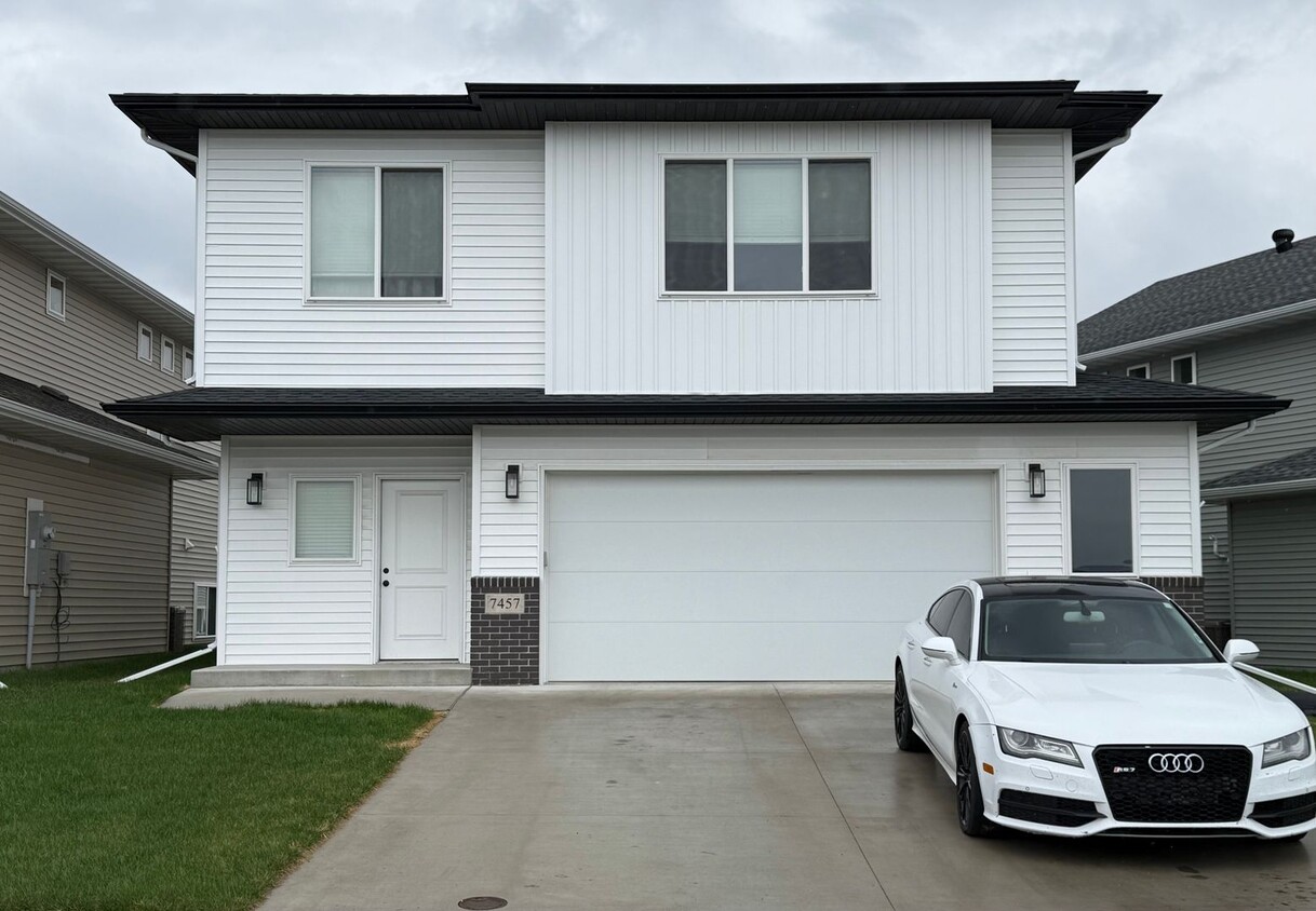 Foto principal - 4-bedroom, 3-bathroom South Fargo Single-F...