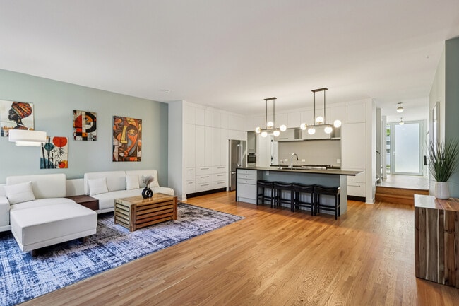 Foto del edificio - 1319 N Sandburg Terrace