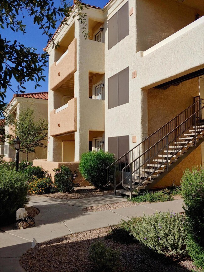 Building Photo - 9990 N Scottsdale Rd