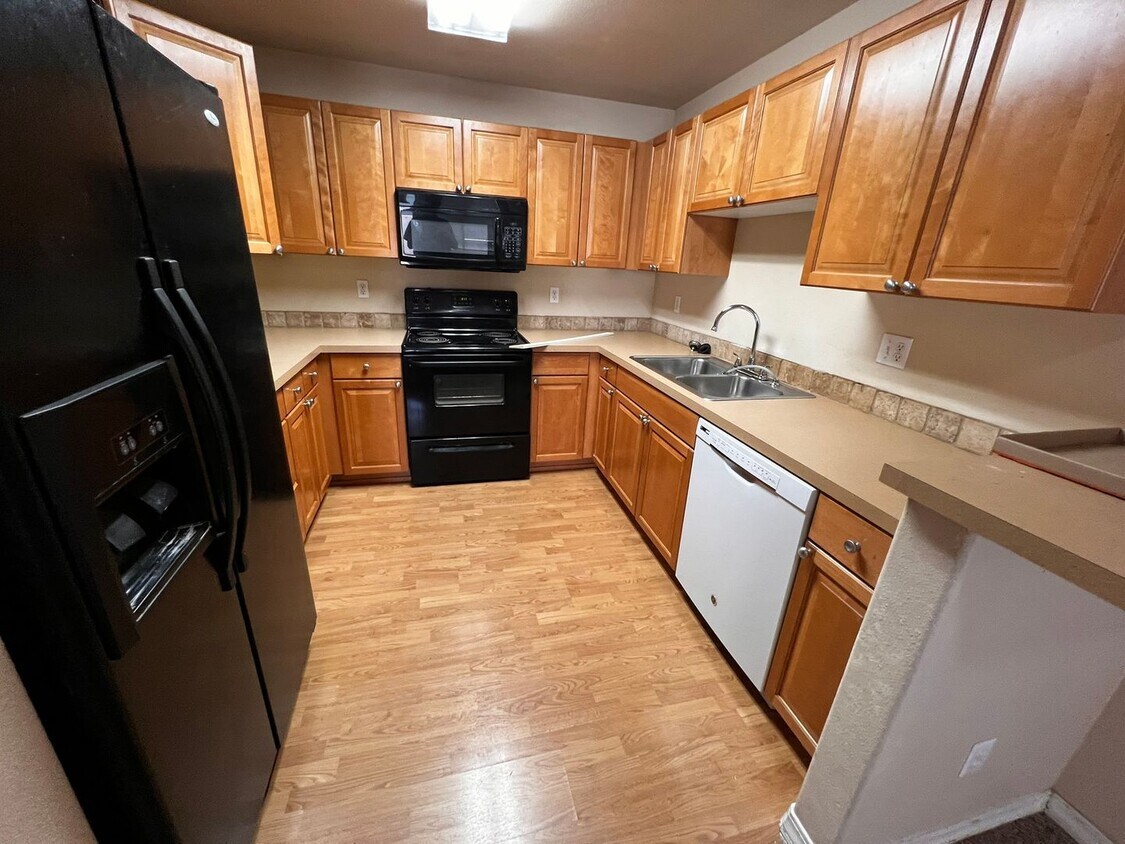 Building Photo - Ground Floor 2 bed, 2 bath condo
