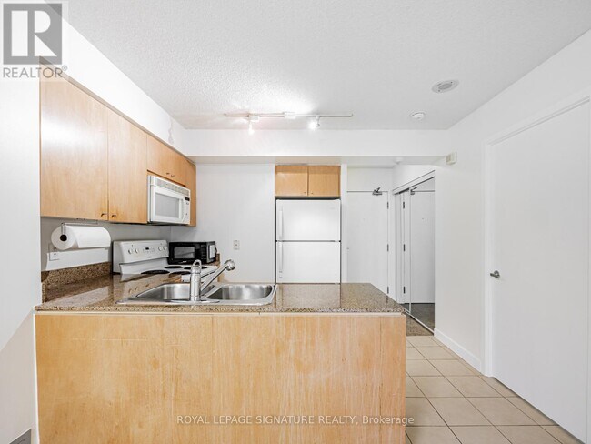 Photo du bâtiment - 373 Front St W