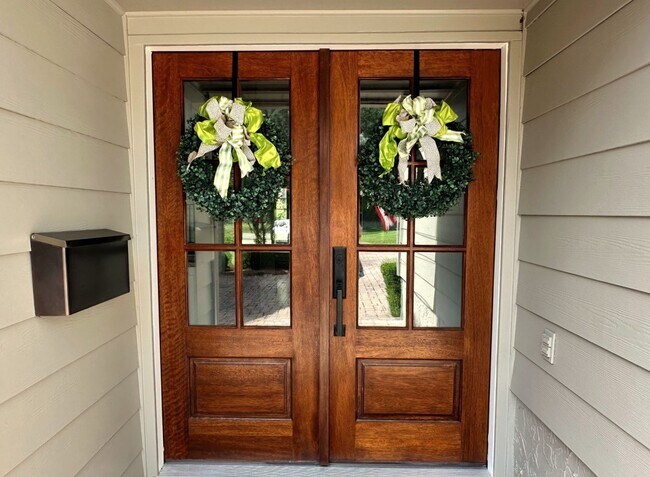 Building Photo - Gorgeous 3/2.5 Home near Beaches & Histori...