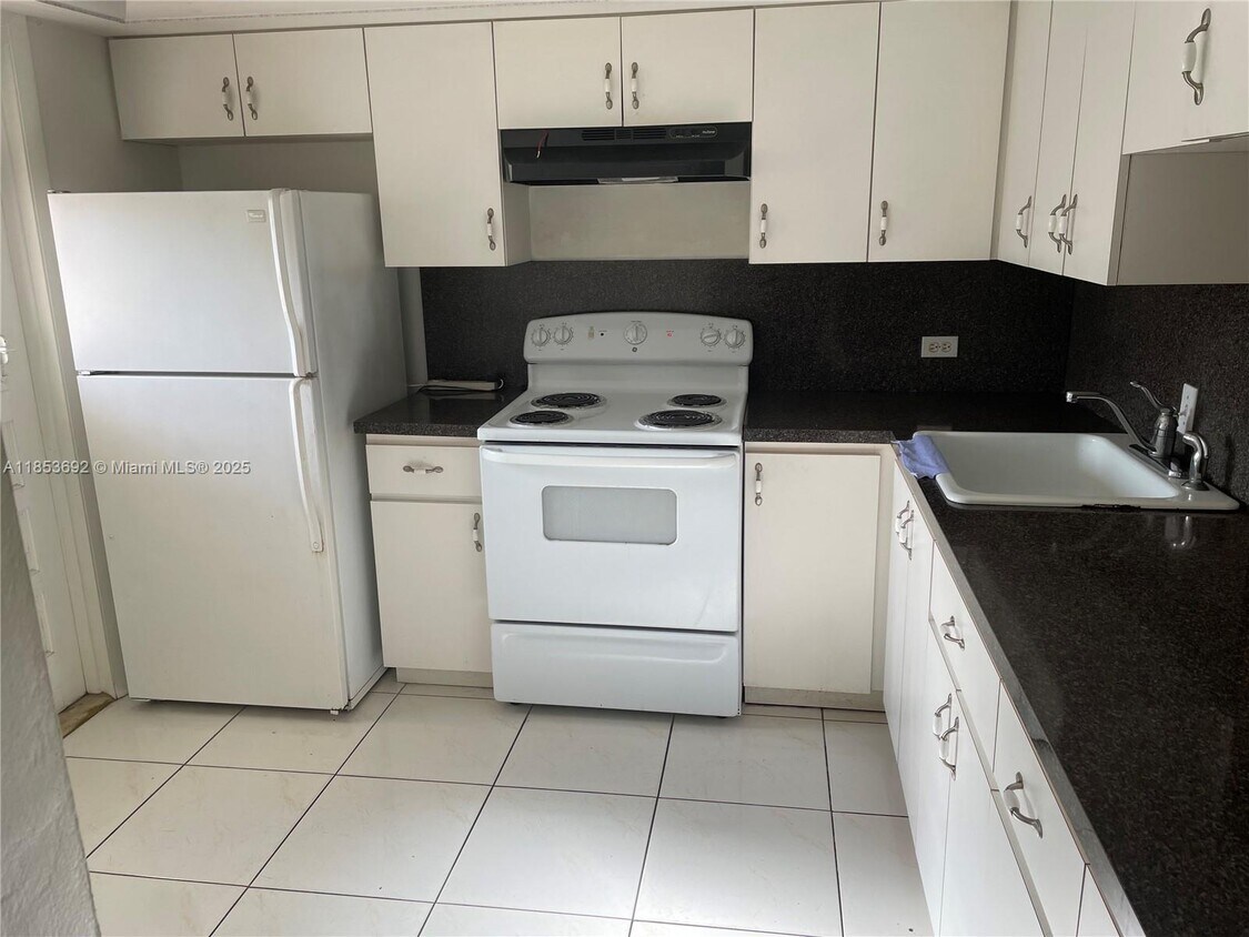 Foto principal - 443 NE 195th St