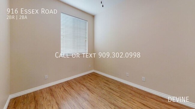 Building Photo - 916 Essex Rd