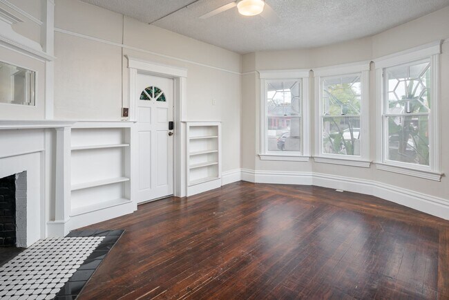 Building Photo - Beautiful Remodel in South Park!