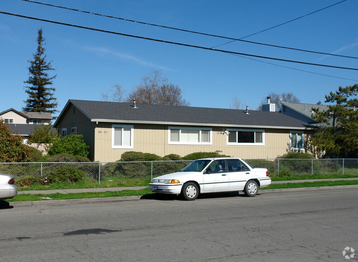 Primary Photo - 909-917 Delport Ave